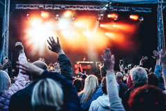 Festarikuvaa yleisön näkökulmasta valokuvattuna Retrofest 3 -festareilla Järvenpäässä kesällä 2017 - lavalla Popeda